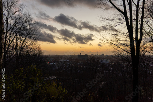 Sonnenuntergang in D  sseldorf mit sch  ner Aussicht aus dem Grafenberger Wald als Stadtwald und Naherholungsgebiet f  r die ganze Familie und zum Stressabbau