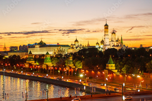 Fotografía Sunset View of the Moscow Kremlin and Moskva River in Moscow, Russia