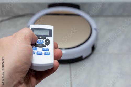 Staubsaugerroboter mit Fernbedienung