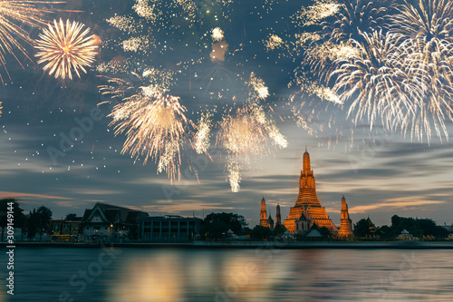 Photography Wat Arun temple in bangkok with fireworks