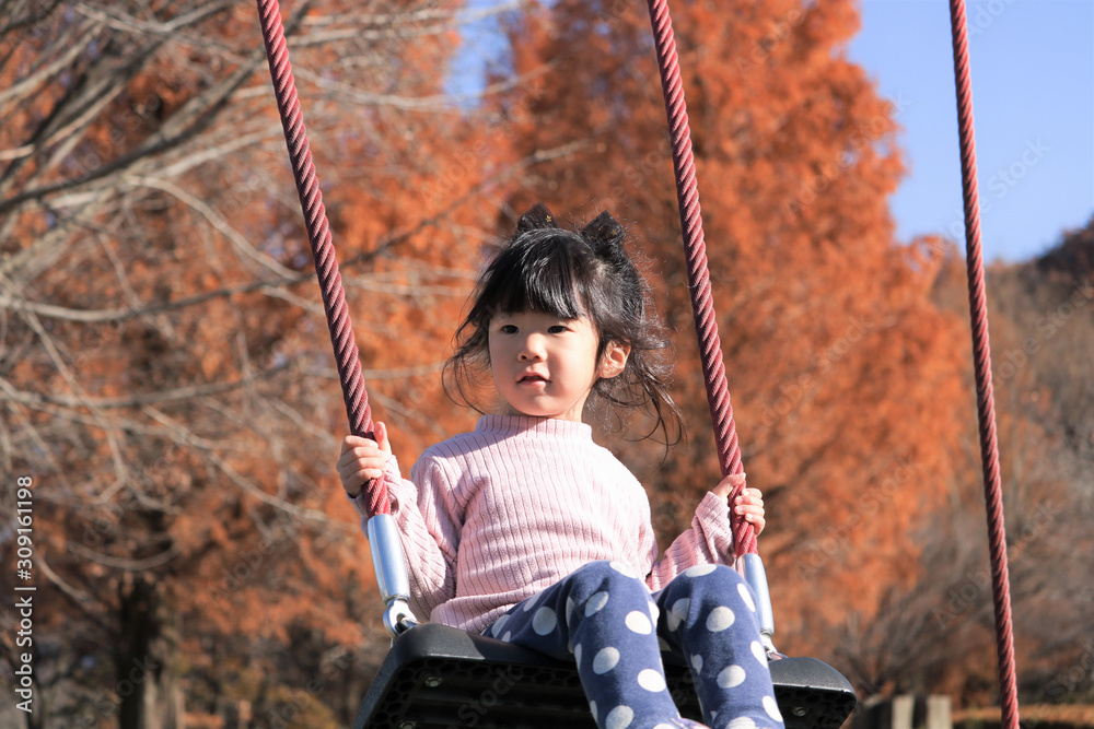 秋の公園で遊ぶ子供
