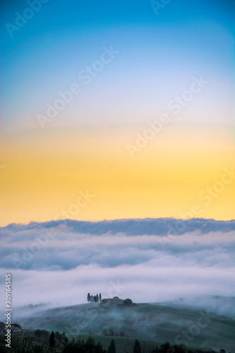 alba in toscana con nuvole basse su collina Cappella della Madonna di Vitaleta - Parco della Val d'Orcia