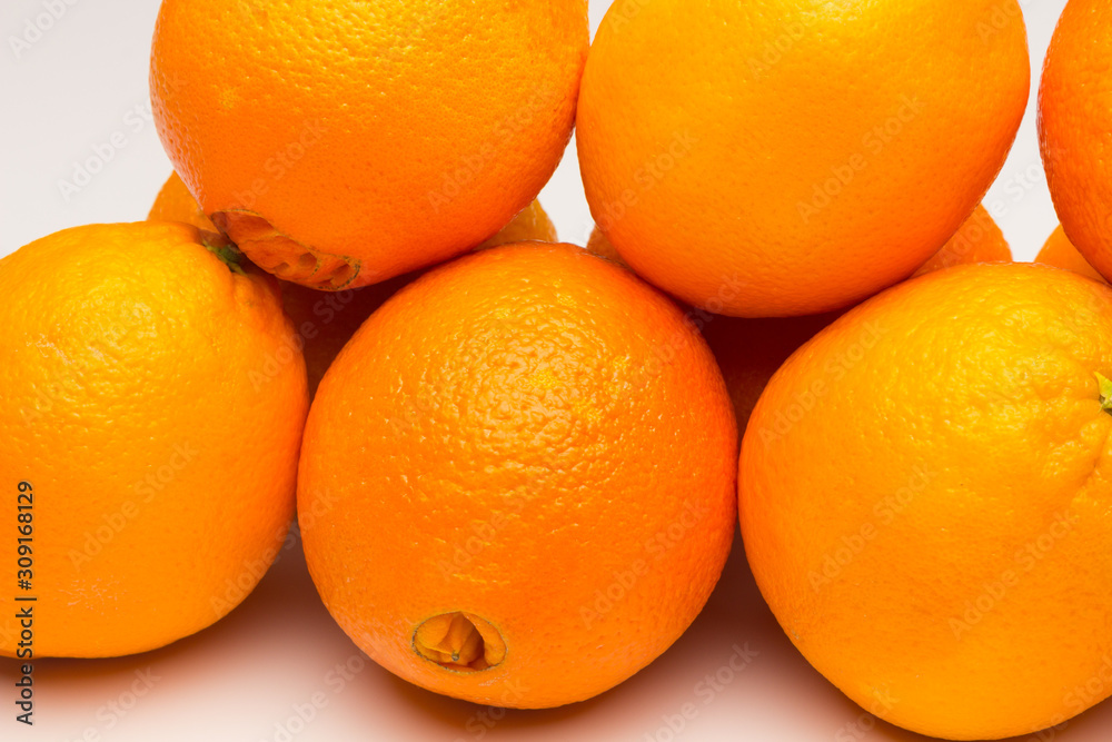 Naranjas maduras preparadas para ser consumidad; fruta cítrica Naranjas maduras preparadas para ser consumidad; fruta cítrica
