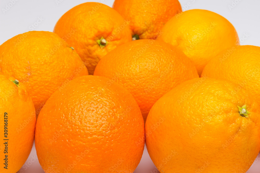 Naranjas maduras, fruta de invierno, llena de vitaminas C, de la naranja se extrae un rico zumo, dulce con un toque ácido Naranjas maduras, fruta de invierno, llena de vitaminas C, de la naranja se extrae un rico zumo, dulce con un toque ácido