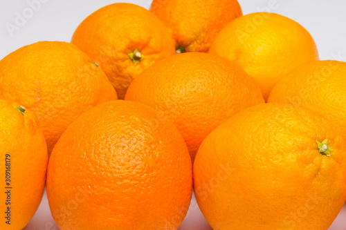 Naranjas maduras  fruta de invierno  llena de vitaminas C  de la naranja se extrae un rico zumo  dulce con un toque   cido