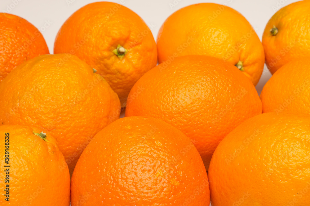 Naranjas maduras preparadas para ser consumidad; fruta cítrica Naranjas maduras preparadas para ser consumidad; fruta cítrica