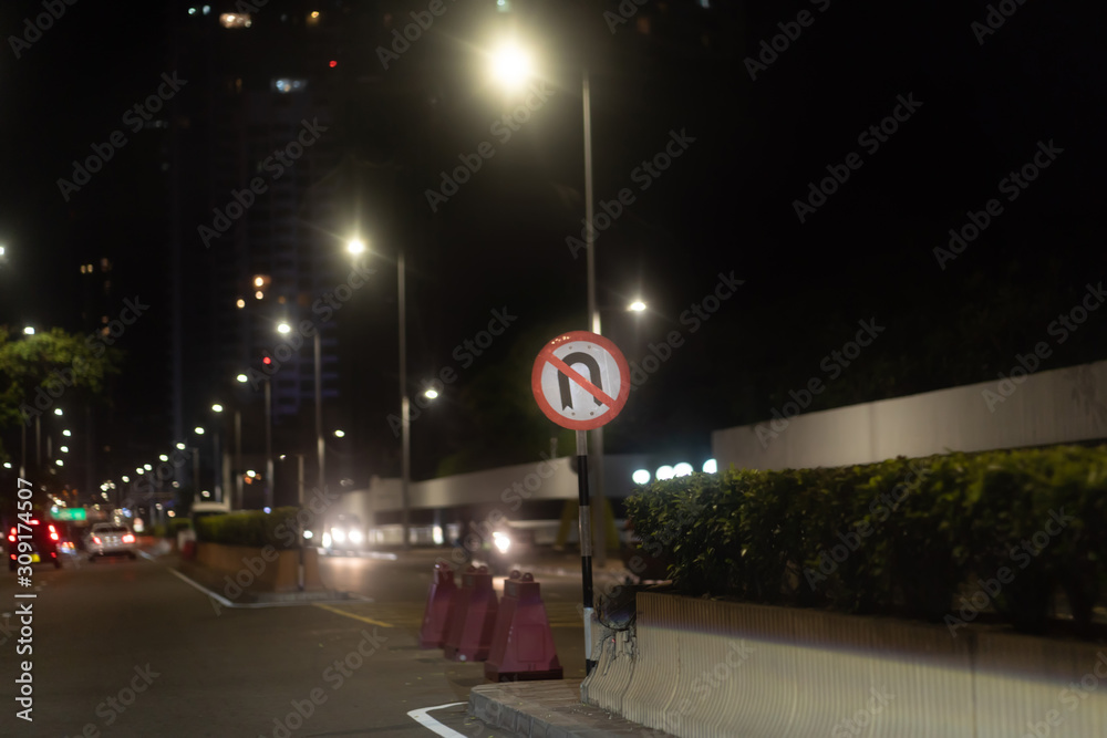 Fototapeta premium city of night no u-turn sign.