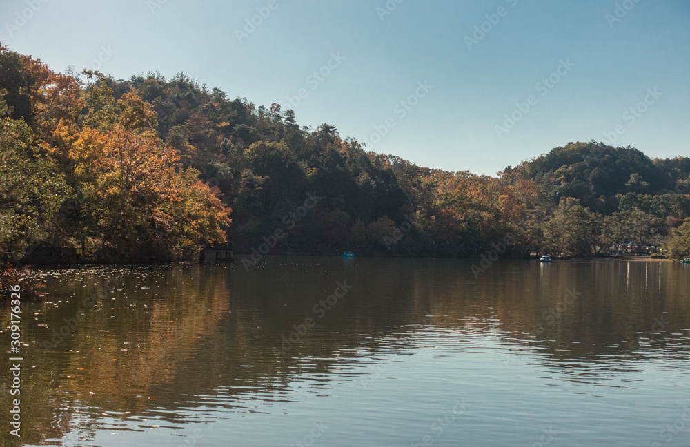 京都、宝ヶ池と山の自然風景 京都、宝ヶ池と山の自然風景