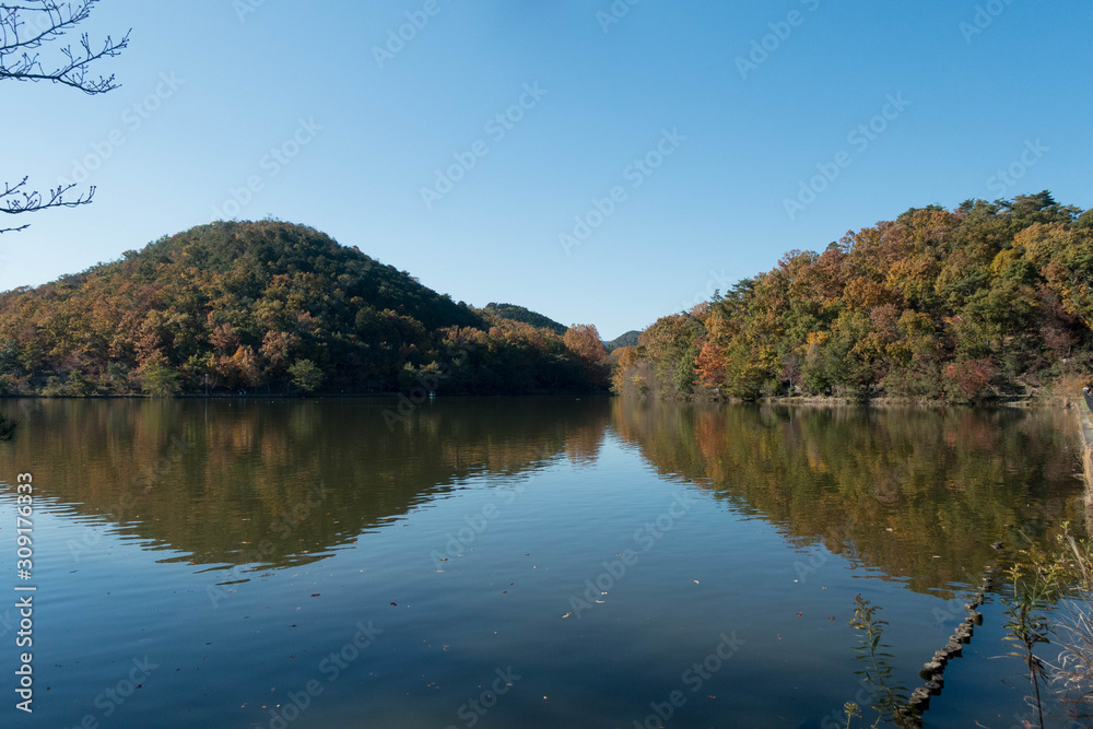 京都、宝ヶ池と山の自然風景