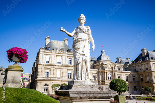 Fotografi Luxembourg Palace and Statue of Minerva, Paris