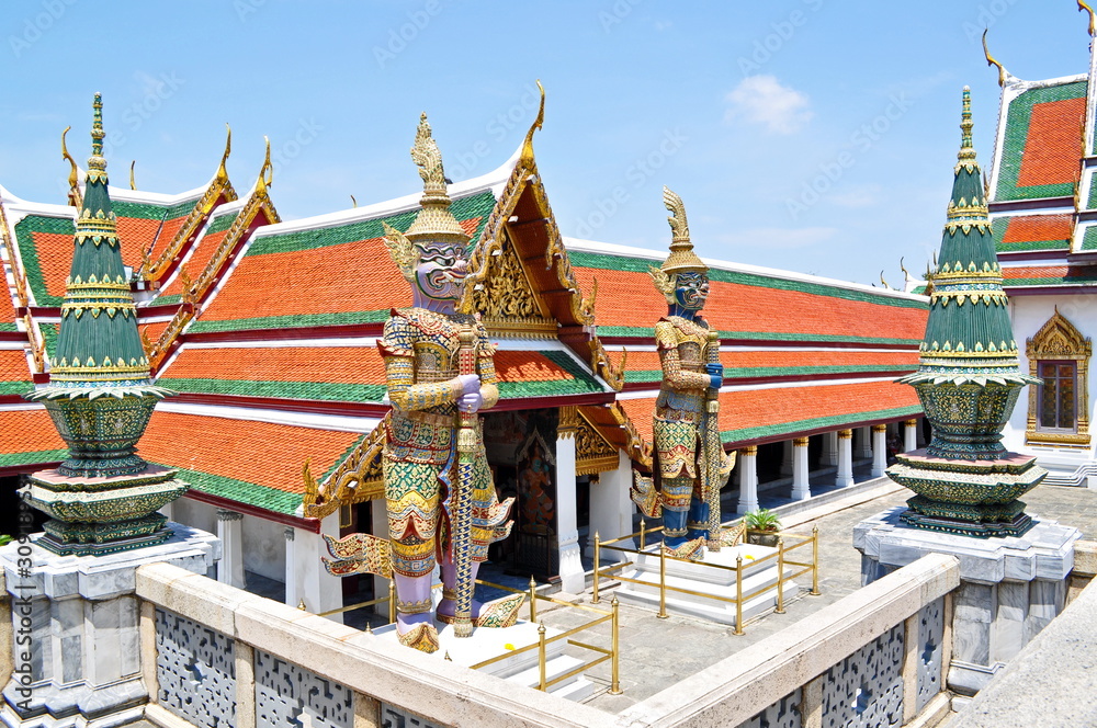 Naklejka premium Wat Phrakeo Tempel mit Wächterfiguren in Bangkok