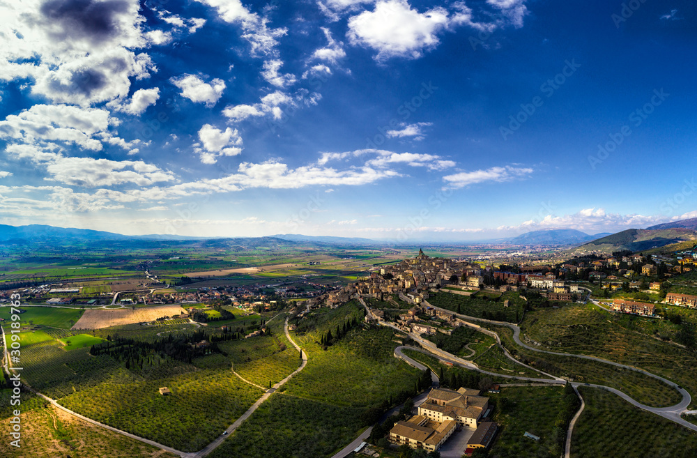 Panorama su vallata e borgo Umbria
