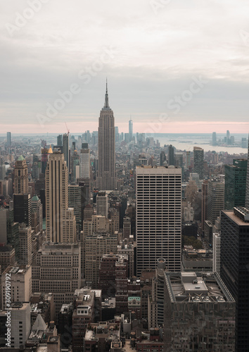 Empire State Building dans Manhattan le soir © Vincent