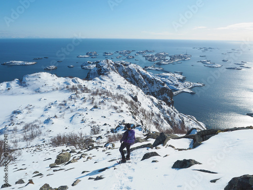 Winterwandern auf den Lofoten - Blick auf Henningsvær photo