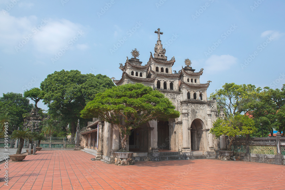 Phat Diem Stone Cathedral, Phat Diem church is a cross between Vietnamese and European styles, It took 24 years to build this church from 1875 to 1898., near Ninh Binh, Vietnam