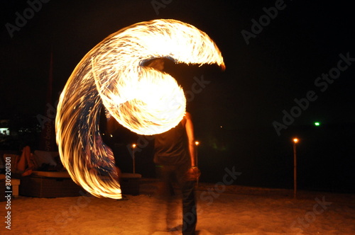 Feuershow am Beach von Koh Tao in Thailand photo