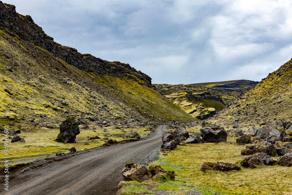 Island Hochland Schotterpiste Landschaft Panorama Berge Vulkane Flüsse Bäche Wasser Schnee Lava Farben Vegetation Mittsommer Offroad einsam wild