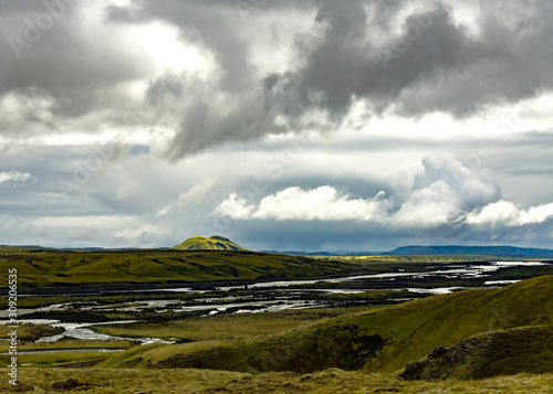 Island Hochland Wolken Unwetter Regen Tiefdruck Schotterpiste Landschaft Panorama Berge Vulkane Flüsse Bäche Wasser Schnee Lava Farben Vegetation Mittsommer Offroad einsam wild