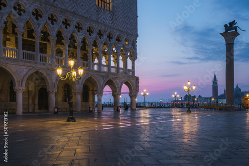 Fototapeta Naklejka Na Ścianę i Meble -  Early morning in San Marco Square without people in Venice before sunrise, Italy