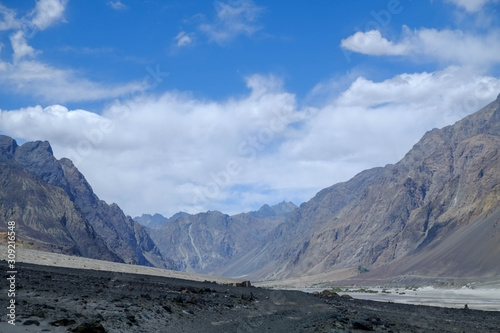 インド最北ラダックからパキスタン国境までの道、カルドンラ峠とヌブラ渓谷をバイクで走った時の風景 © mizoyoko
