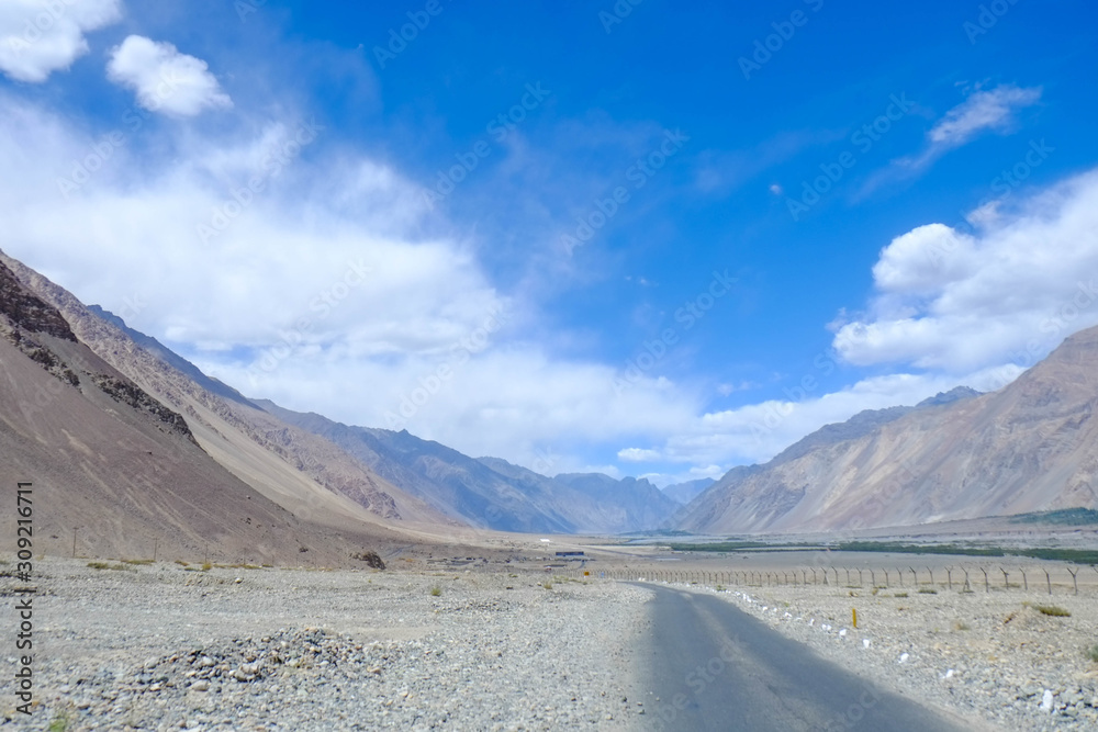 インド最北ラダックからパキスタン国境までの道、カルドンラ峠とヌブラ渓谷をバイクで走った時の風景