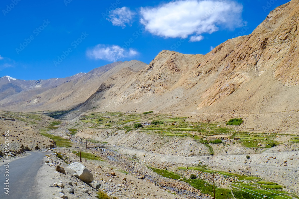 インド最北ラダックからパキスタン国境までの道、カルドンラ峠とヌブラ渓谷をバイクで走った時の風景