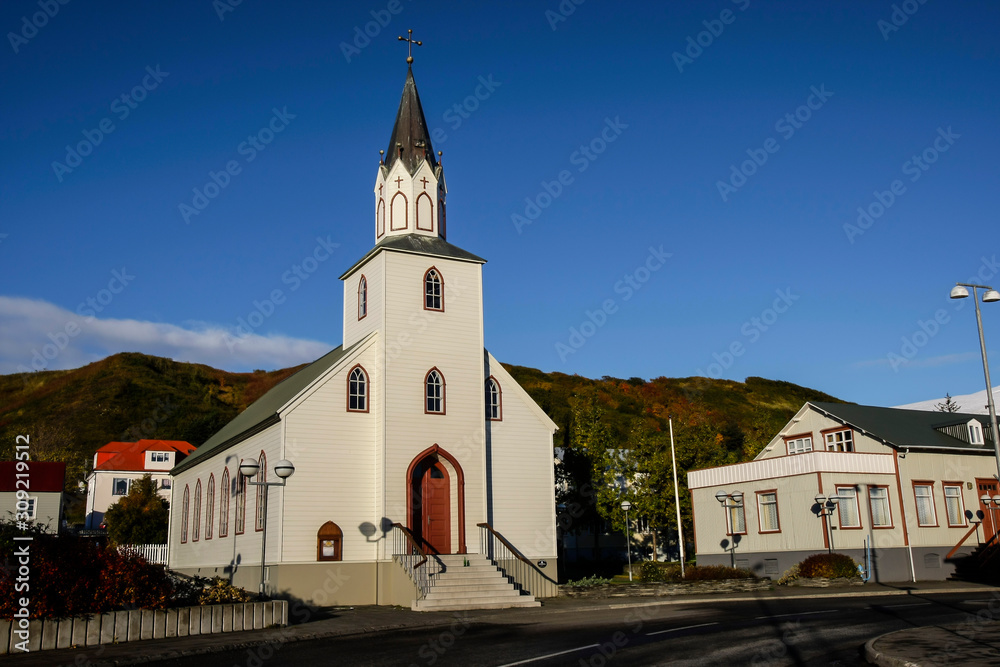 église dans un village au nord de l'Islande