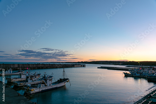 Wallpaper Mural 夜明けの穏やかな漁港の風景 / 北海道初山別村 Torontodigital.ca