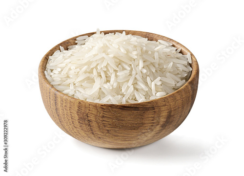 Photo Dry white long rice basmati in wooden bowl isolated on a white background