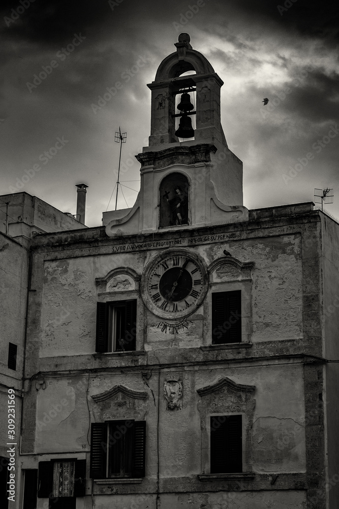 antica torre di chiesa con campanile e orologio