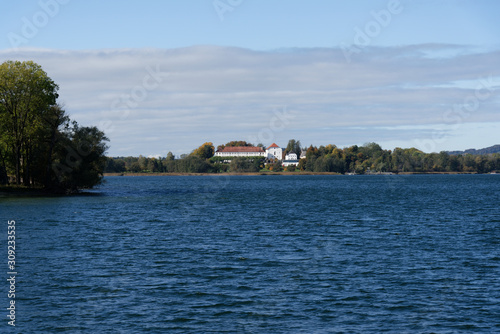 Blick zum Kloster Herrenchiemsee im Chiemsee