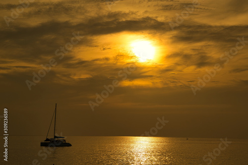 Sonnenuntergang am Surin Beach auf Phuket © Ed Harley