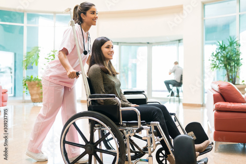 Εκτύπωση καμβά Medical Professional Leaving Young Patient In Hospital