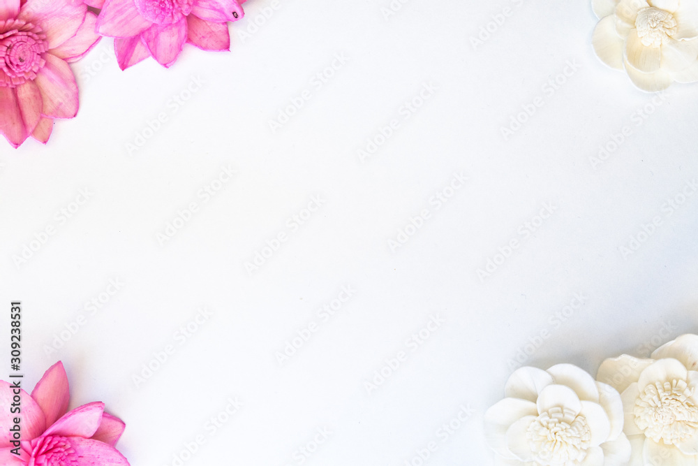 weiße und rosa Blüten am Rand mit Freiraum für Text in der Mitte