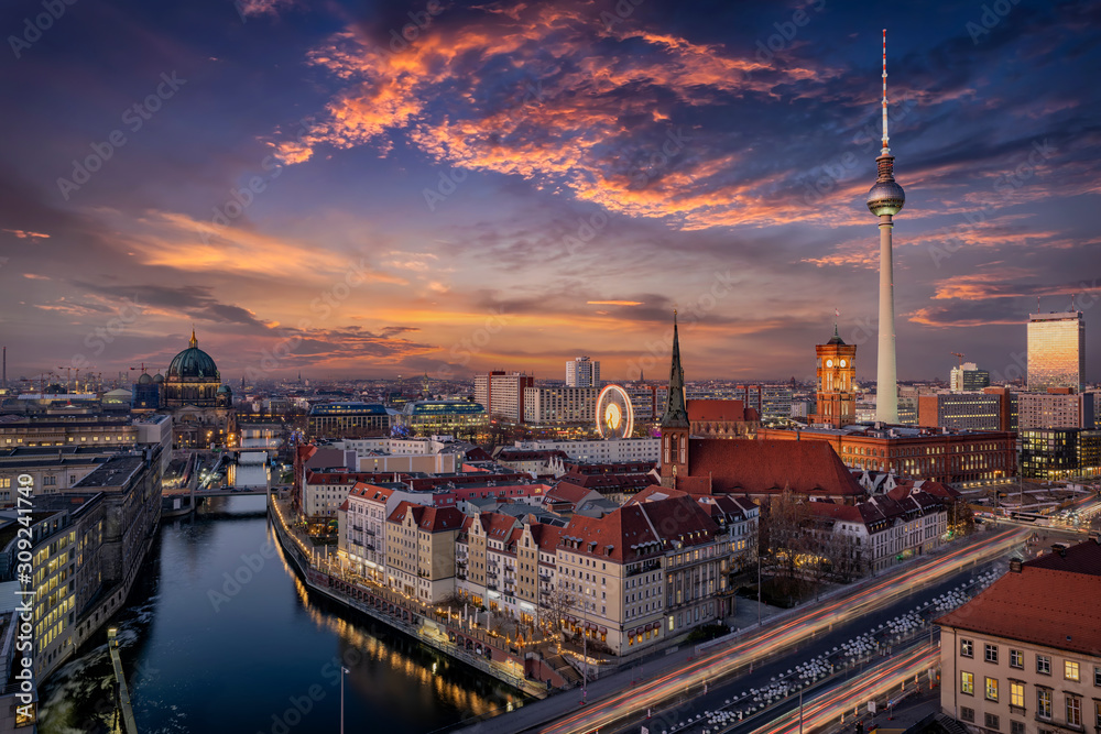 Panorama der Skyline von Berlin, Deutschland, bei Sonnenuntergang mit dem Fluss Spree, Berliner Dom und Alexanderplatz - obrazy, fototapety, plakaty 