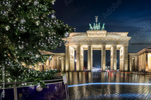 Photography Das Brandeburger Tor in Berlin, Deutschland, bei Nacht mit geschmücktem Tannenba