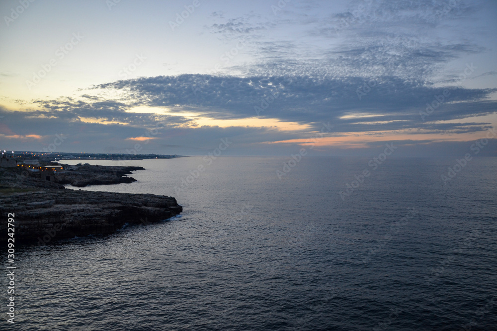 vista panoramica della scogliera sul mare