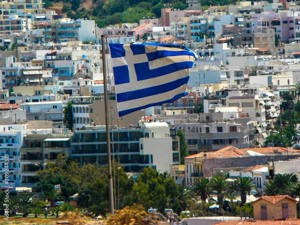 Bandera de grecia sonbre fondo de la isla de creta, Grecia