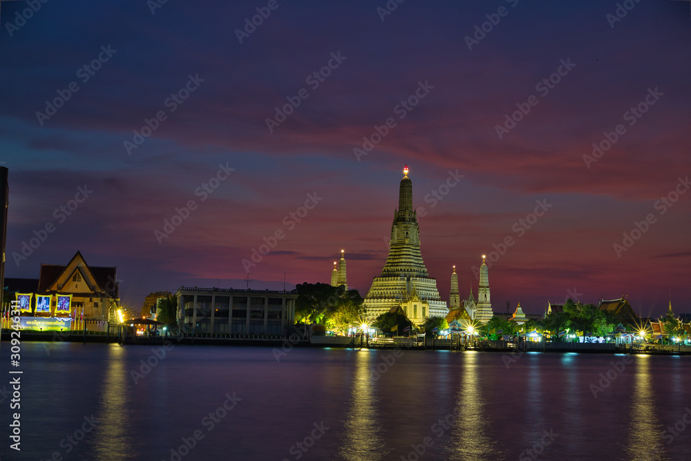 Wat Arun zur Blauen Stunde