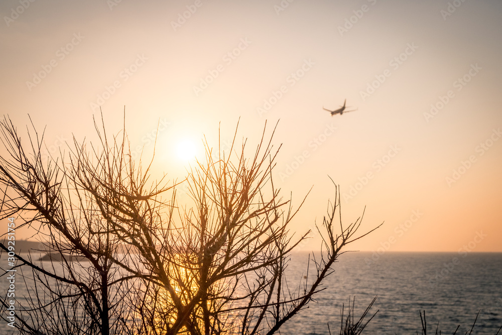 Obraz premium Sunset in Crete, Greece amid a landing plane at Iraklion airport