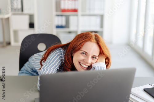 Φωτογραφία Cute vivacious businesswoman with a playful smile