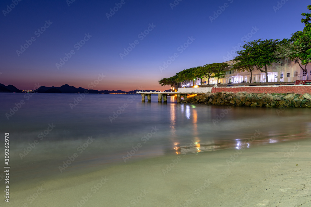 Fototapeta premium Amanhecer em Copacabana Posto 6