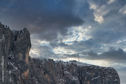 schneebedeckte Berge mit Sturmwolken