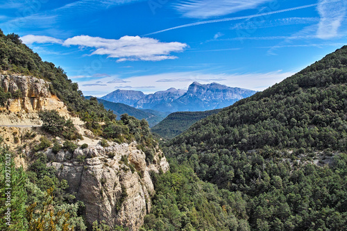 Bergpanorama spanische Pyreneen mit schönen Wolken an blauem Himmel