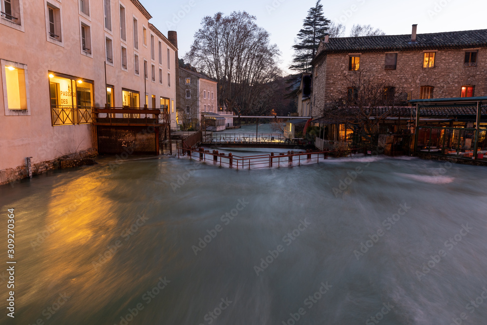 Φωτογραφία Fontaine de Vaucluse spring during flood in December in Provence France