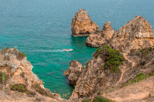Falésias na costa sul do Algarve em Portugal