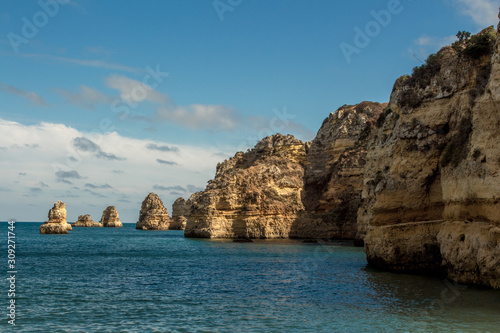 Falésias na costa sul do Algarve em Portugal