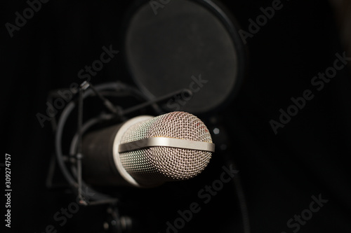 Microfono de estudio y filtro antipop en fondo negro photo