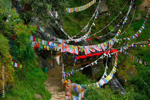 Gebetsfahnen Weg Treppe Felsenkloster "Tigernest" Königreich Bhutan, Himalaya bunt wehen Seile lang baumeln steil Gebirge Pfad Aufstieg Anstieg gewunden Stoff Tücher Gebet Wunsch Tradition