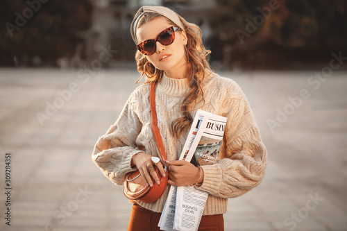 Fashionable young woman wit...
